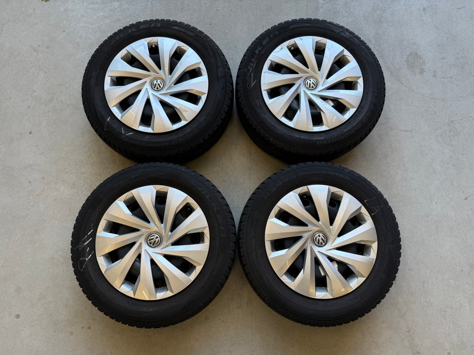 Setje Volkswagen Falken Polo Banden + Wieldoppen 185/65R15, Auto-onderdelen, Banden en Velgen, Ophalen, Gebruikt, 15 inch, Banden en Velgen