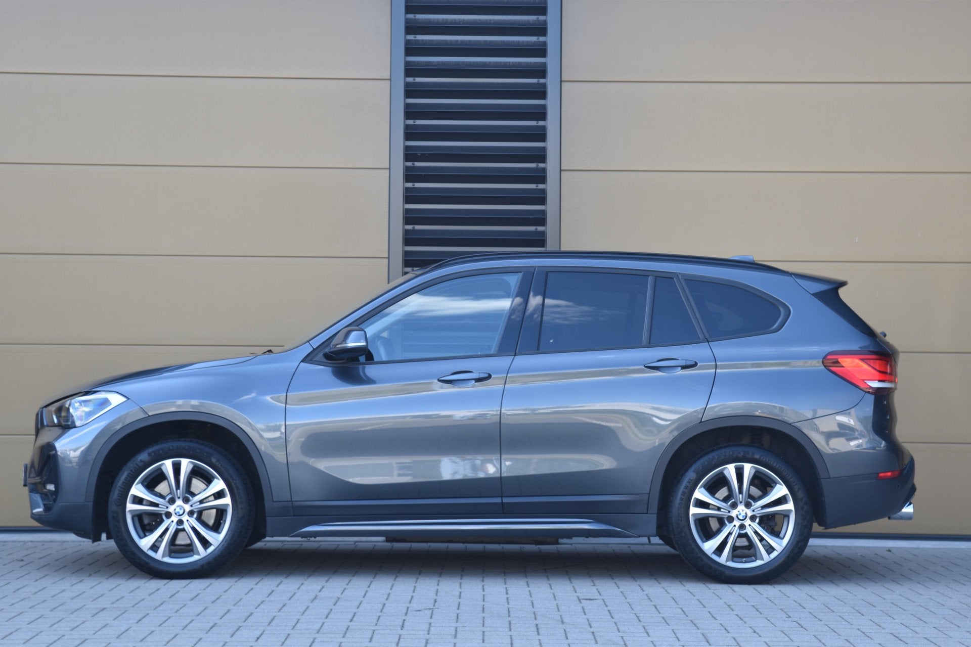 BMW X1 sDrive20i * Sportstoelen * Trekhaak * Sportline * LED, 1998 cc, Stof, Met garantie (alle), SUV of Terreinwagen