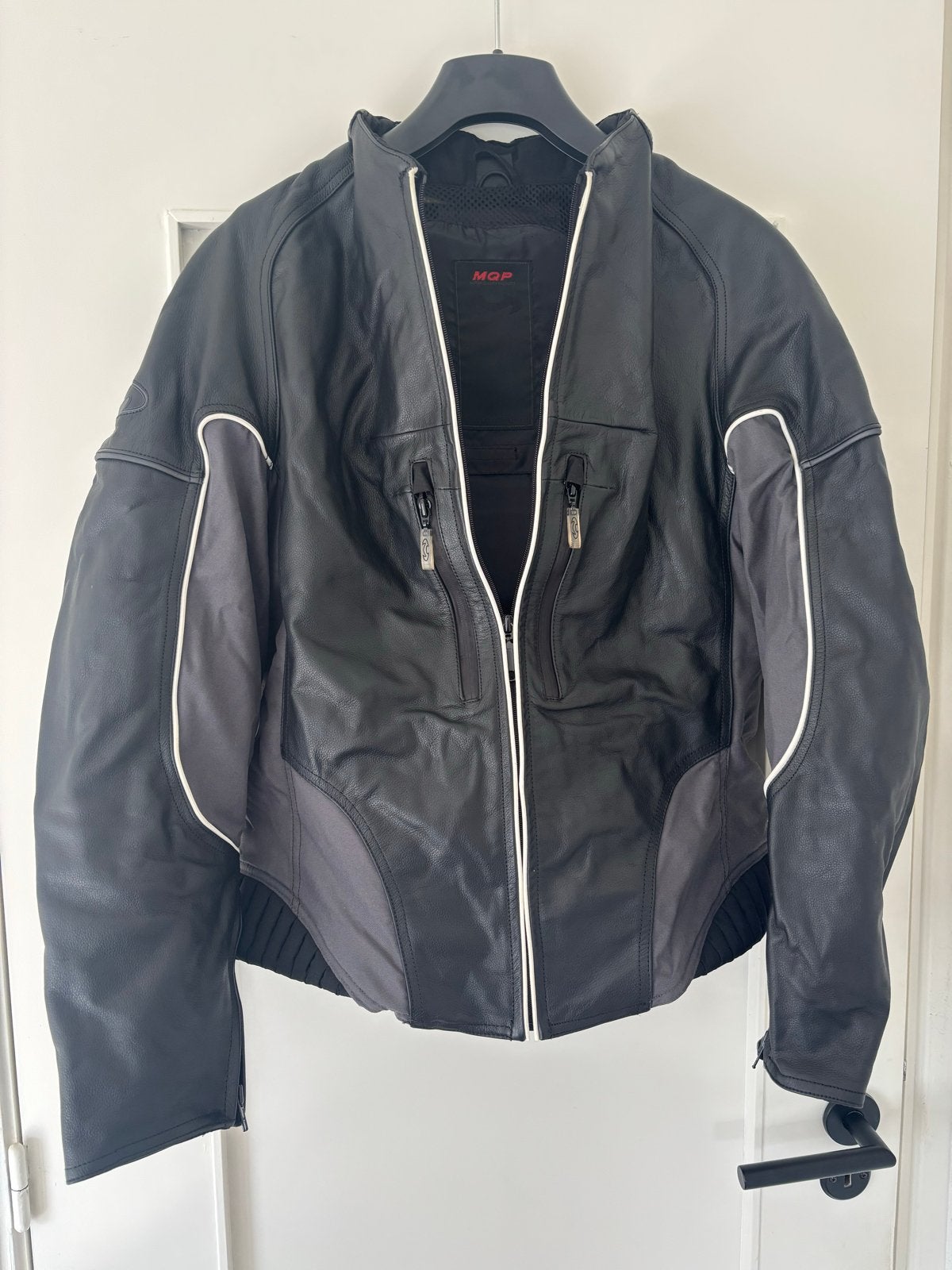 ALS NIEUW! | MQP leren motorpak + laarzen + helm, Motoren, Kleding | Motorkleding, Ophalen of Verzenden, Tweedehands, Heren, Jas | leer
