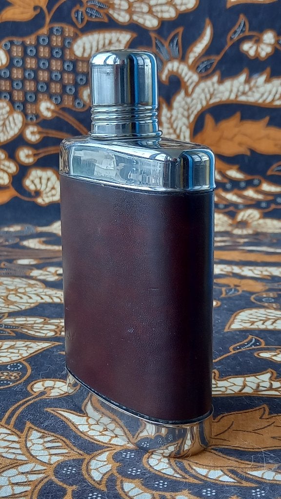 Mooie originele zakfles uit Engeland van glas en leder 15 cm, Ophalen of Verzenden