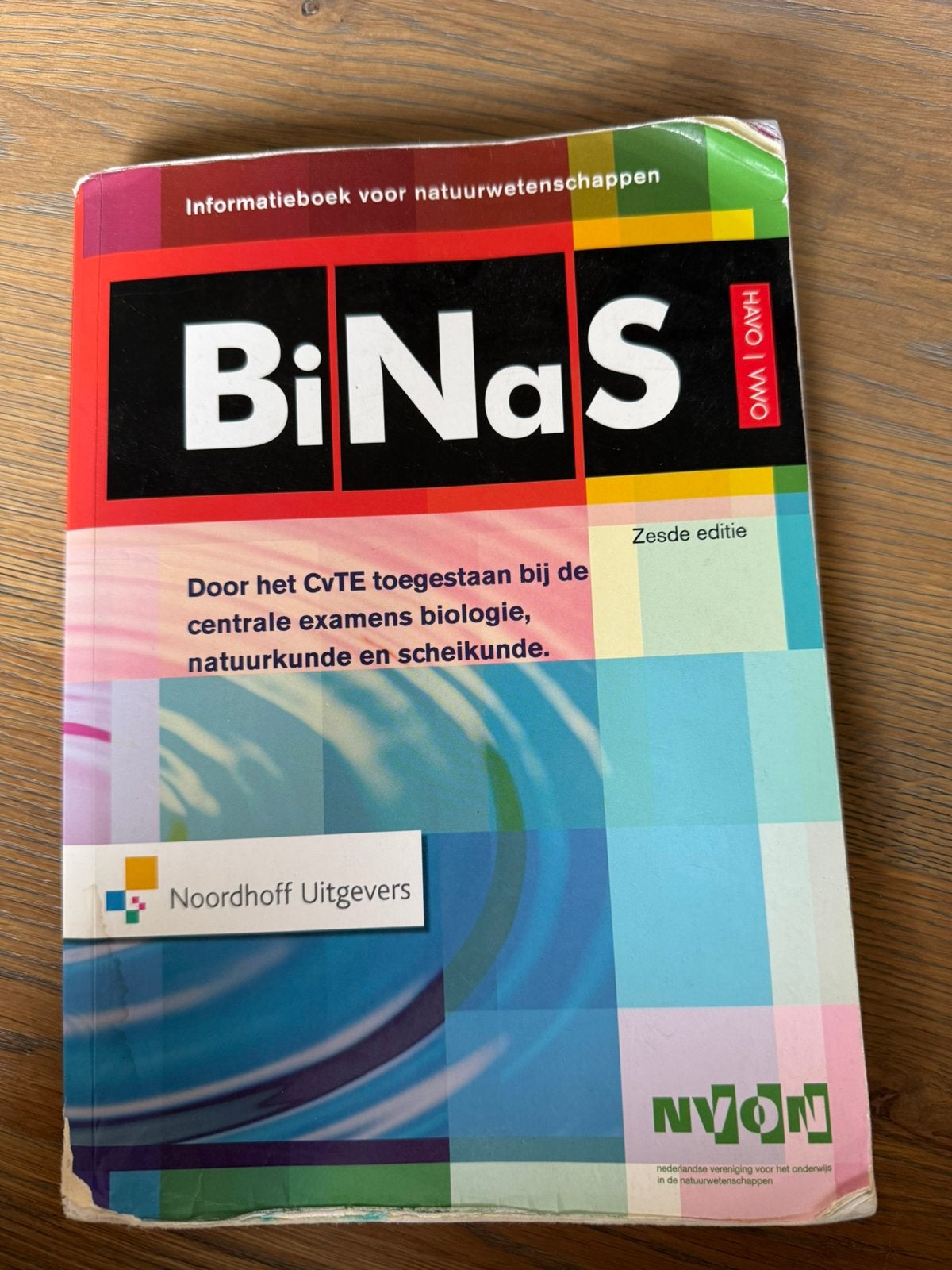 Binas natuurkunde en scheikunde 6e editie, Boeken, Ophalen of Verzenden, Gelezen, VWO, Natuurkunde