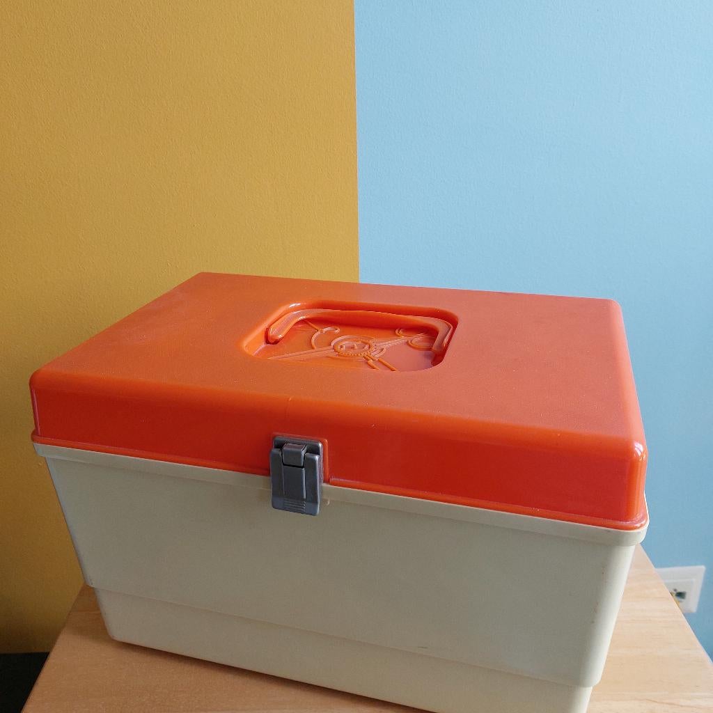 grote retro naaidoos in oranje / beige, Verzamelen, Retro, Ophalen of Verzenden, Overige typen