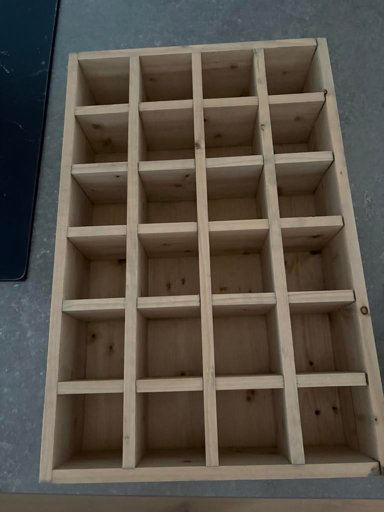Houten kistje/vitrine met vakjes voor o.a edelstenen/fossiel, Ophalen