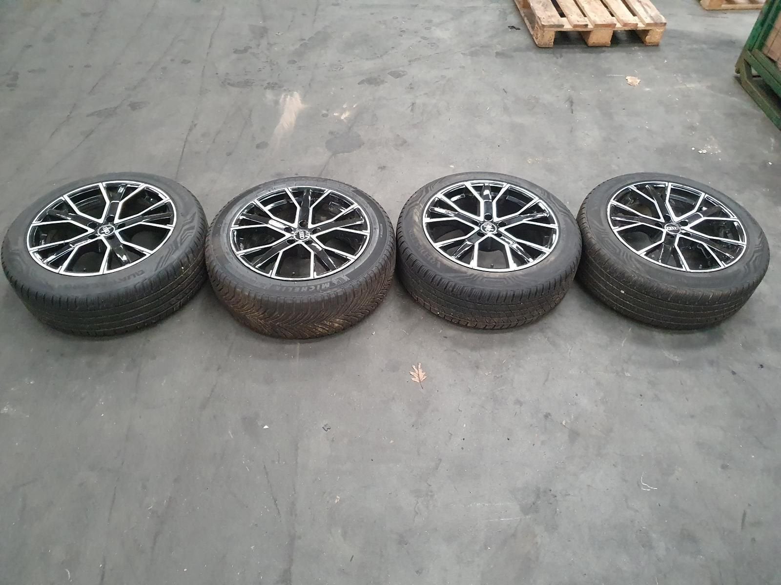 Audi Q3 2021 Winterset 235/50 19 Vredestijn, Auto-onderdelen, Banden en Velgen, 19 inch, Gebruikt, -, -