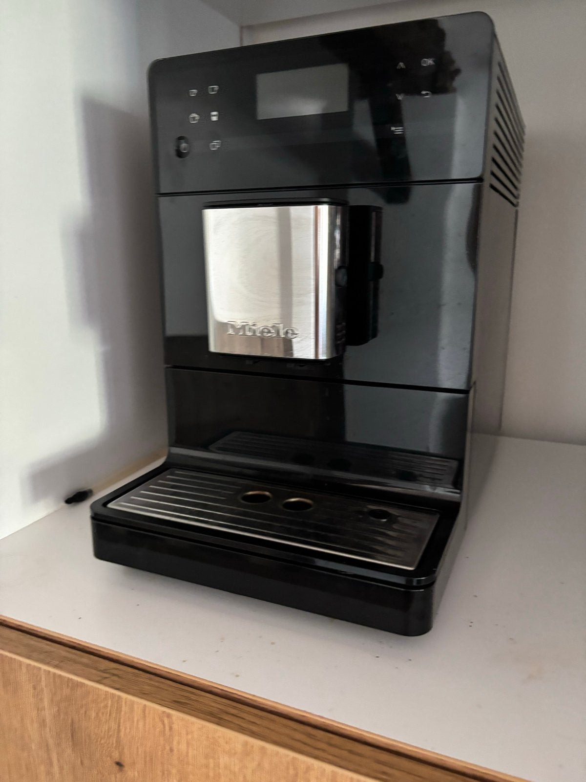 Miele Koffiemachine - Zwart met RVS accenten, Witgoed en Apparatuur, Gebruikt, 10 kopjes of meer, Koffiemachine, Koffiebonen