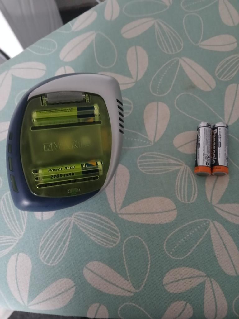 Varta Power Play Plug Charger met 4 batterijen, Ophalen of Verzenden, Gebruikt