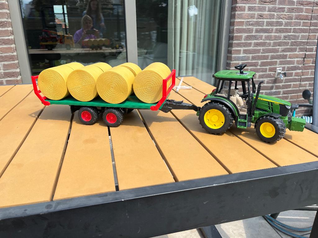 Bruder tractor met hooiwagen, Ophalen, Zo goed als nieuw