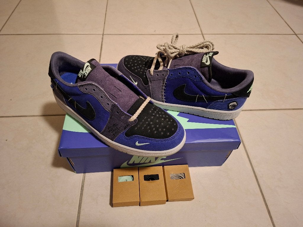 Jordan 1 Retro Low OG Zion “Voodoo Alternate” EU 44, Blauw, Nike, Nieuw, Ophalen of Verzenden