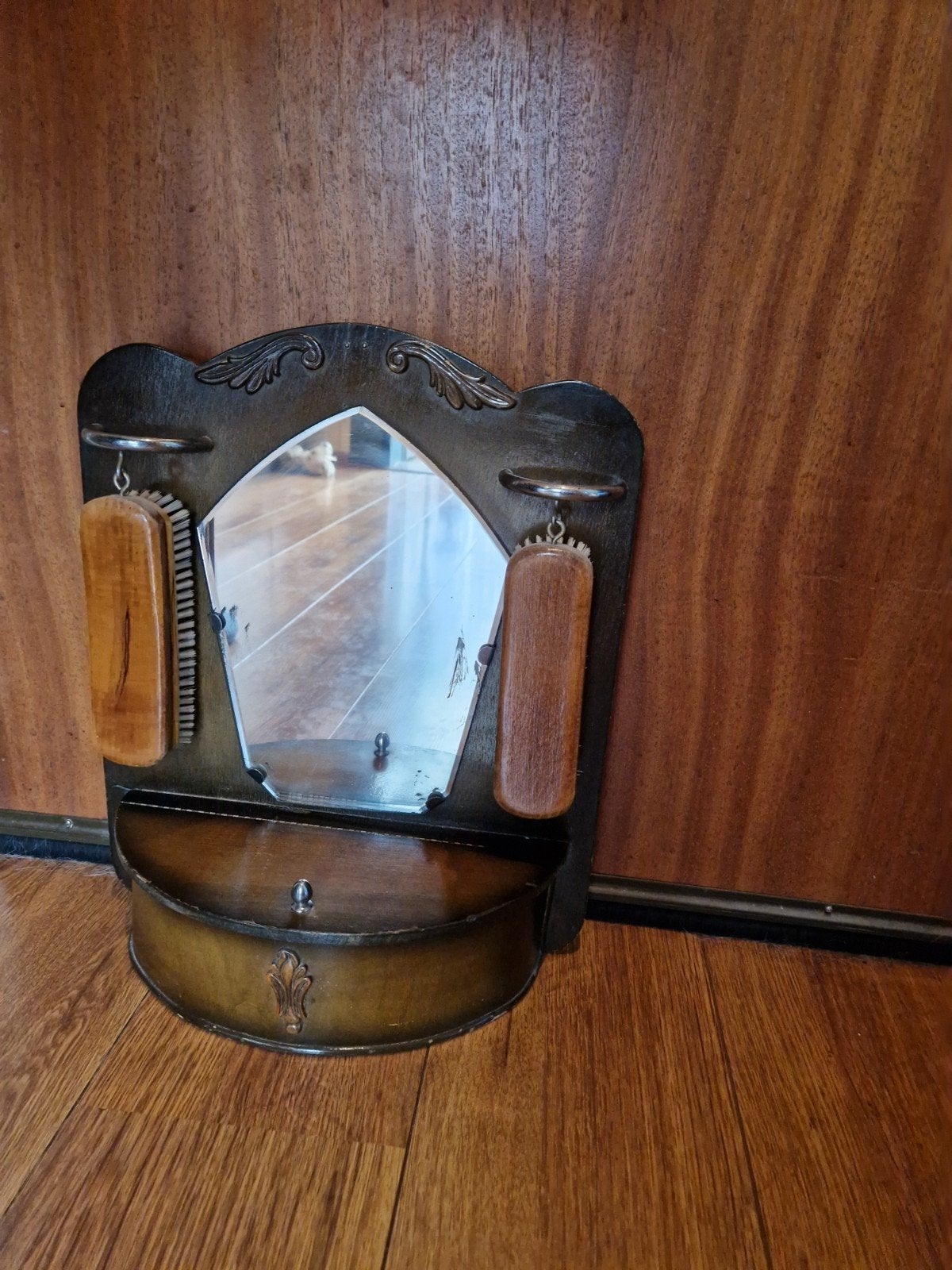Vintage houten halspiegeltje met 2 kledingborstels en lade, Ophalen of Verzenden