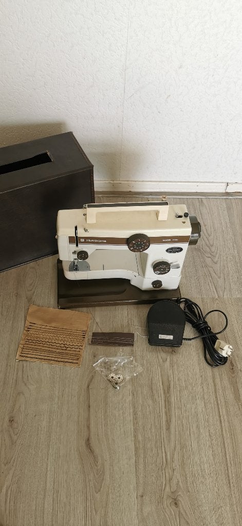 Naaimachine Husqvarna 2780   Echt Leer  naaien, Ophalen of Verzenden, Zo goed als nieuw, Naaimachine, Husqvarna