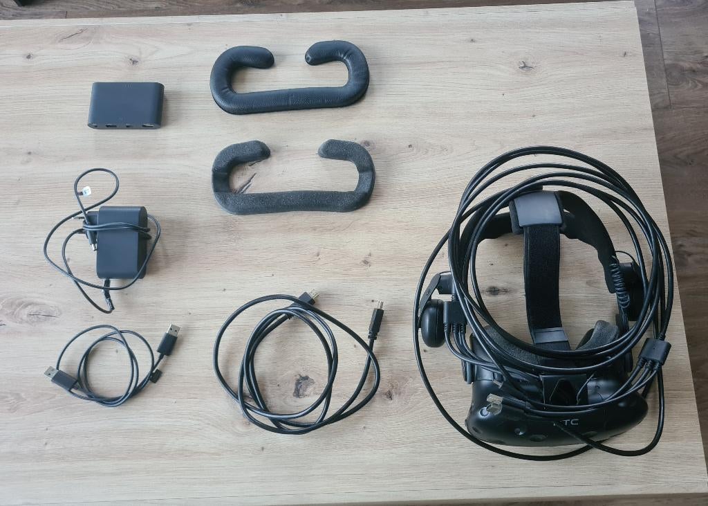 HTC Vive + Deluxe Audio Strap, Spelcomputers en Games, Virtual Reality, Ophalen of Verzenden, Gebruikt, VR-bril, Pc