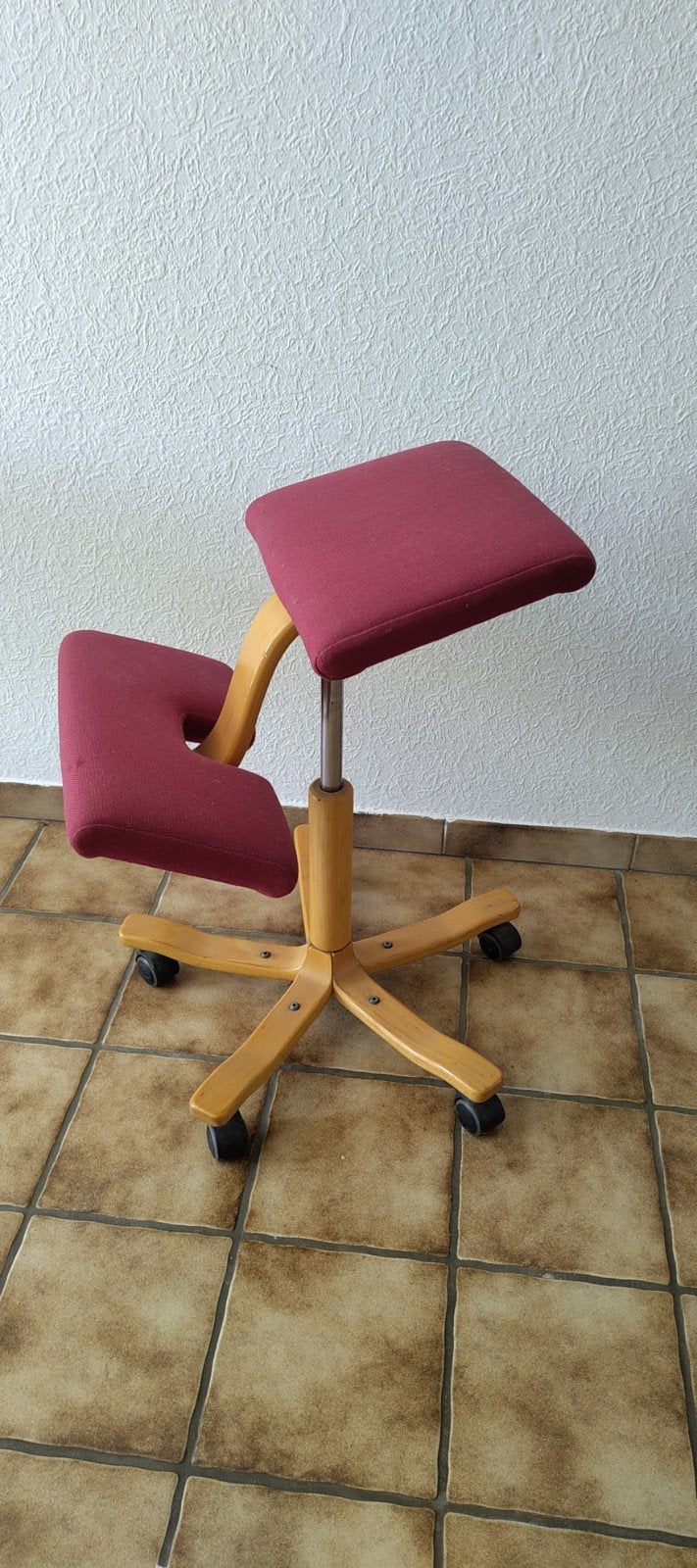 Stokke Knie-stoel Varier wing balans bureaustoel, Ophalen, Zo goed als nieuw, Rood, Eén