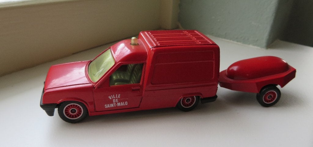 Solido Renault Express Pompiers Ville de St. Malo Brandweer, Hobby en Vrije tijd, Modelauto's | 1:43, Ophalen of Verzenden, Zo goed als nieuw