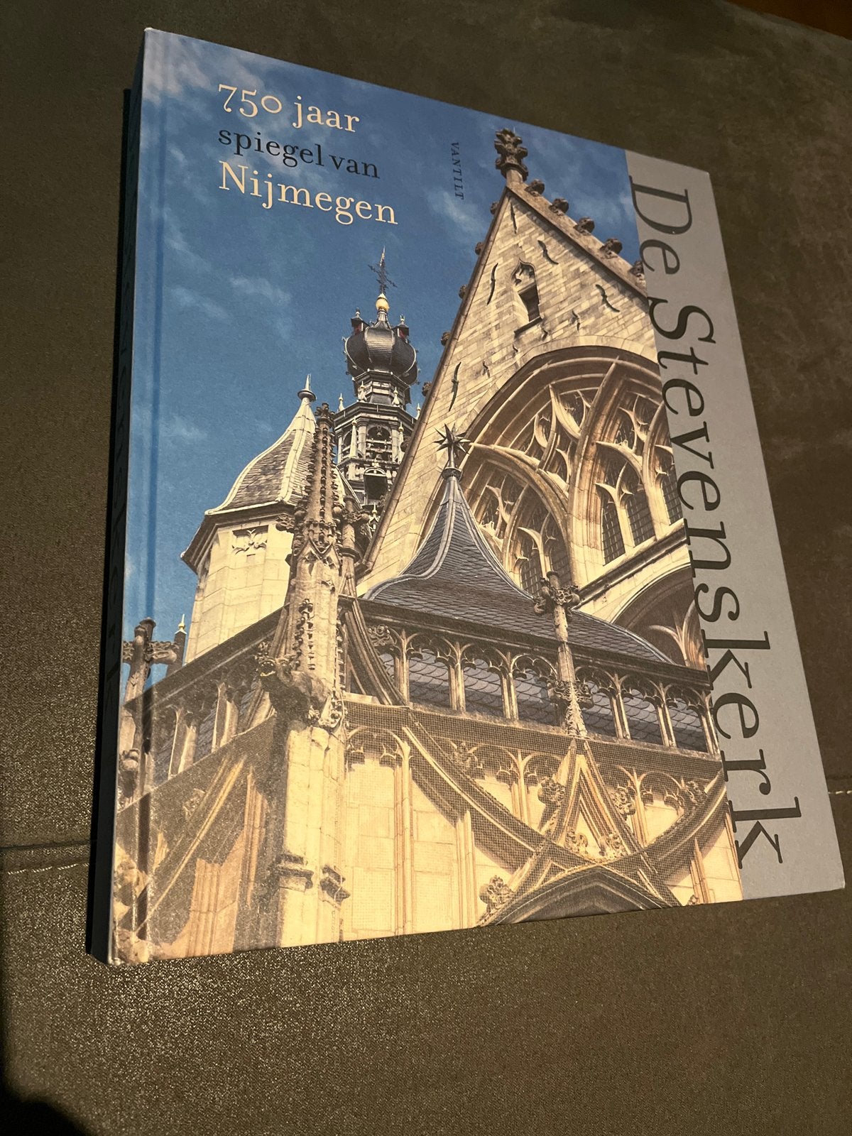 De Stevenskerk: 750 jaar spiegel van Nijmegen, Ophalen of Verzenden, 20e eeuw of later, Zo goed als nieuw
