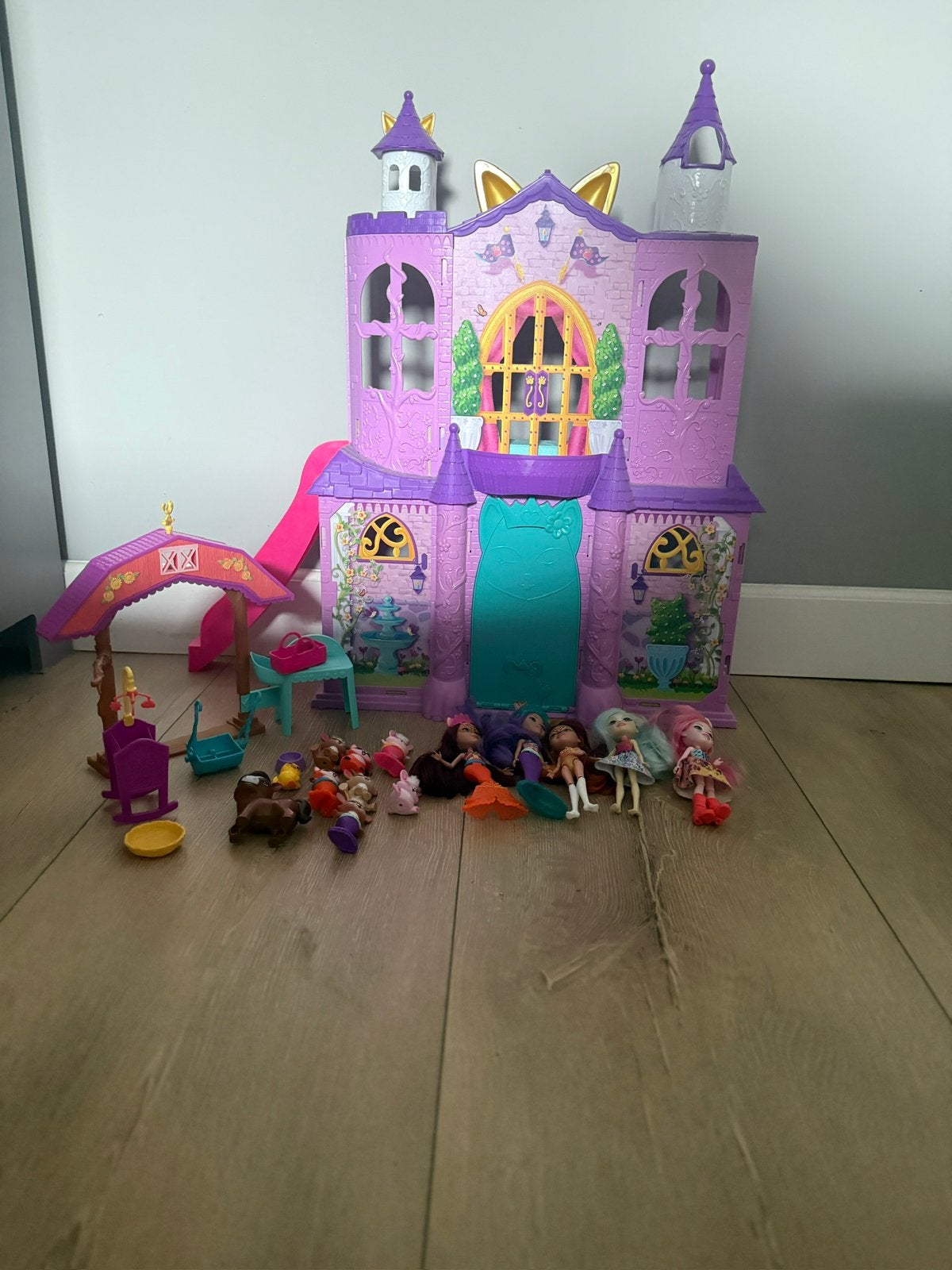 • ENCHANTIMALS Royal Ball kasteel / poppetjes / boerderij •, Ophalen, Zo goed als nieuw, Poppenhuis