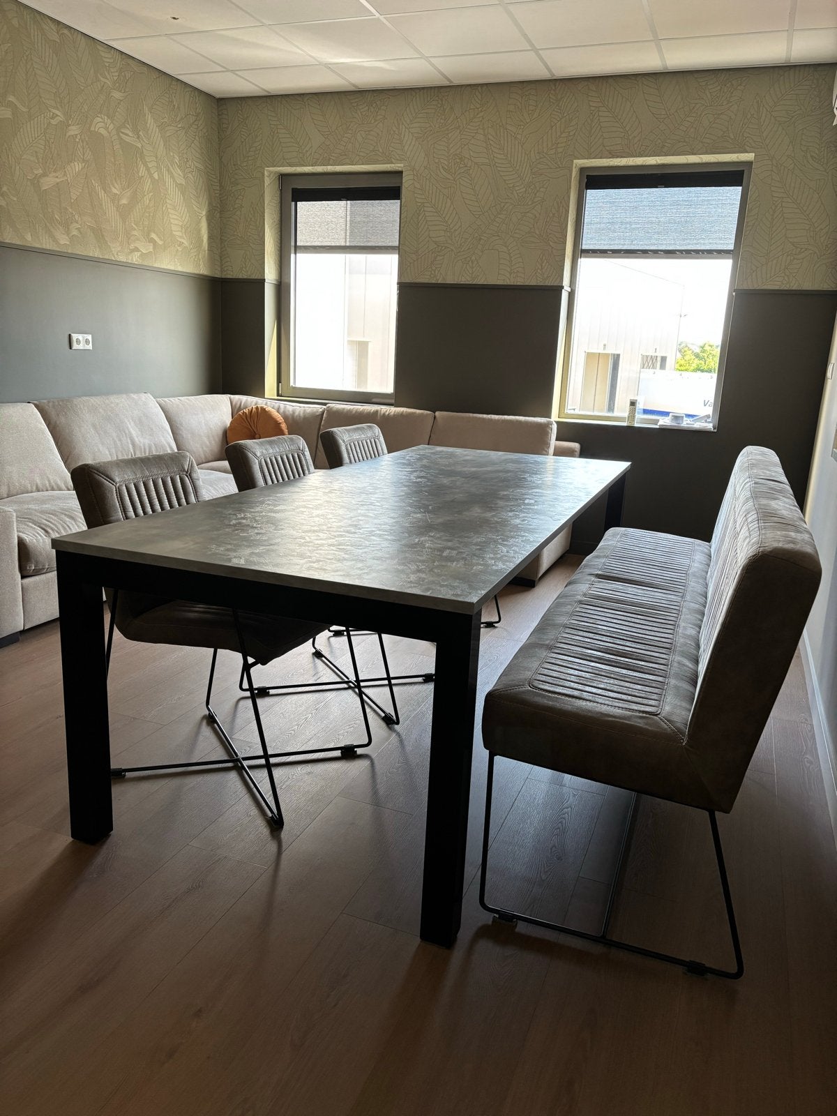 Moderne eettafel met betonnen look blad - 2,4 x 1 m, 50 tot 100 cm, Zo goed als nieuw, Vijf personen of meer, 150 tot 200 cm