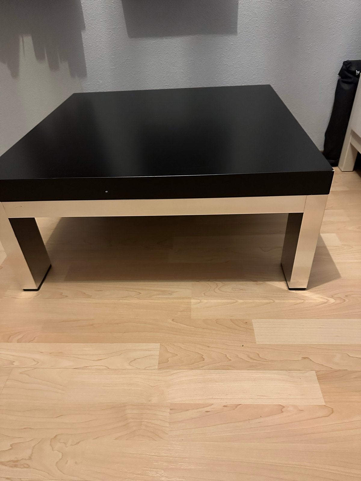 Zwarte salontafel met zilverkleurige poten, Huis en Inrichting, Ophalen, Gebruikt, 100 tot 150 cm, Vierkant