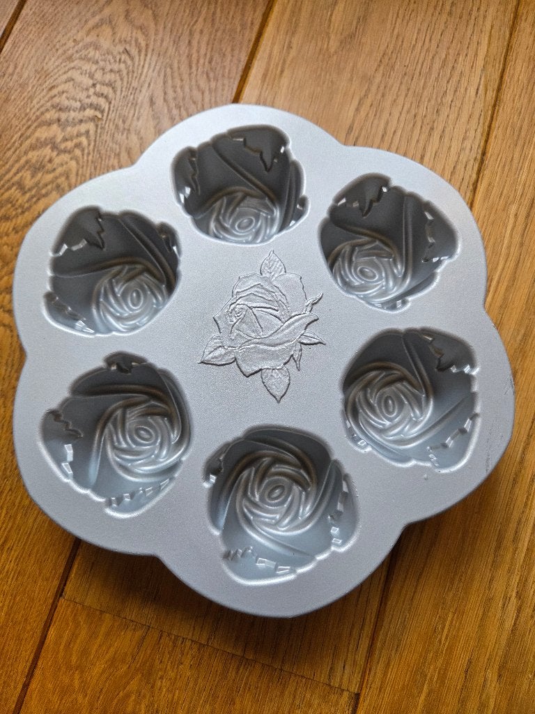 Nordic ware rose bud pan, Ophalen of Verzenden, Zo goed als nieuw, Taarten of Cupcakes, Bakvorm