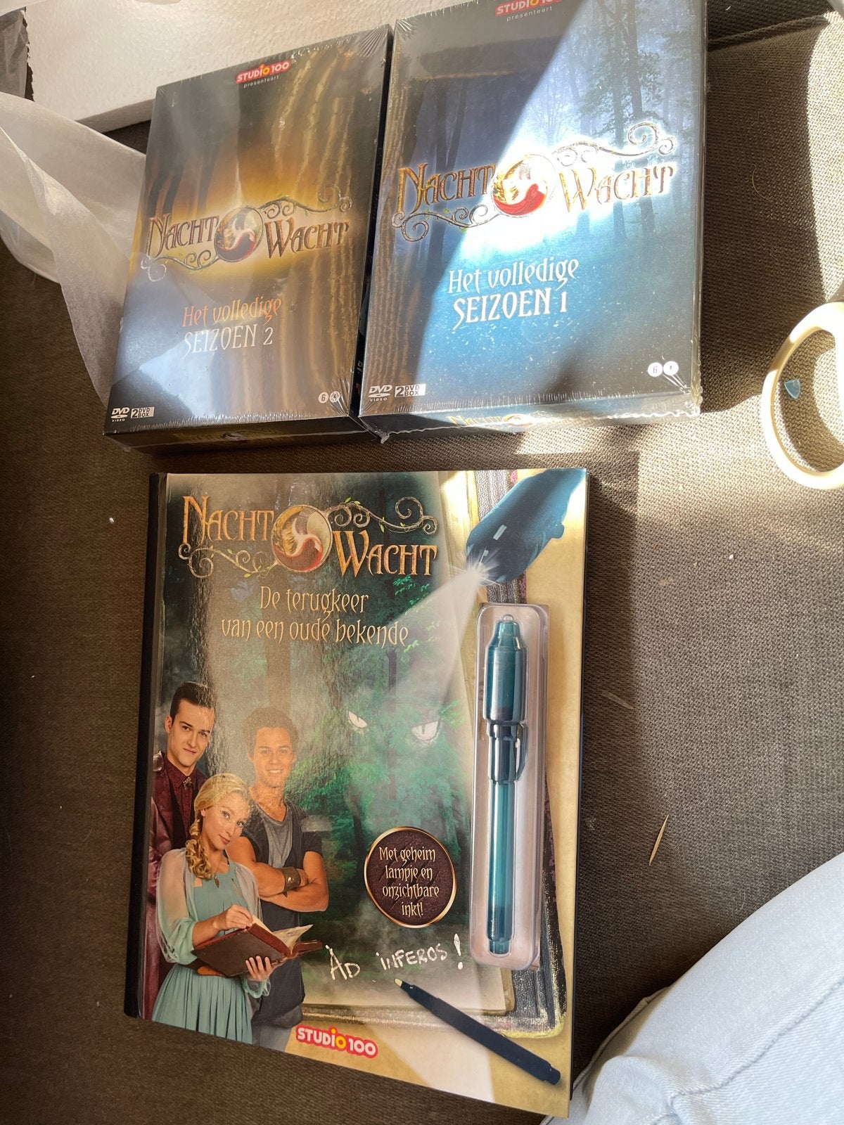 Nachtwacht DVD Seizoen 1 & 2 + Boek met UV-lampje, Cd's en Dvd's, Vanaf 6 jaar, Ophalen of Verzenden, Zo goed als nieuw, Science Fiction en Fantasy