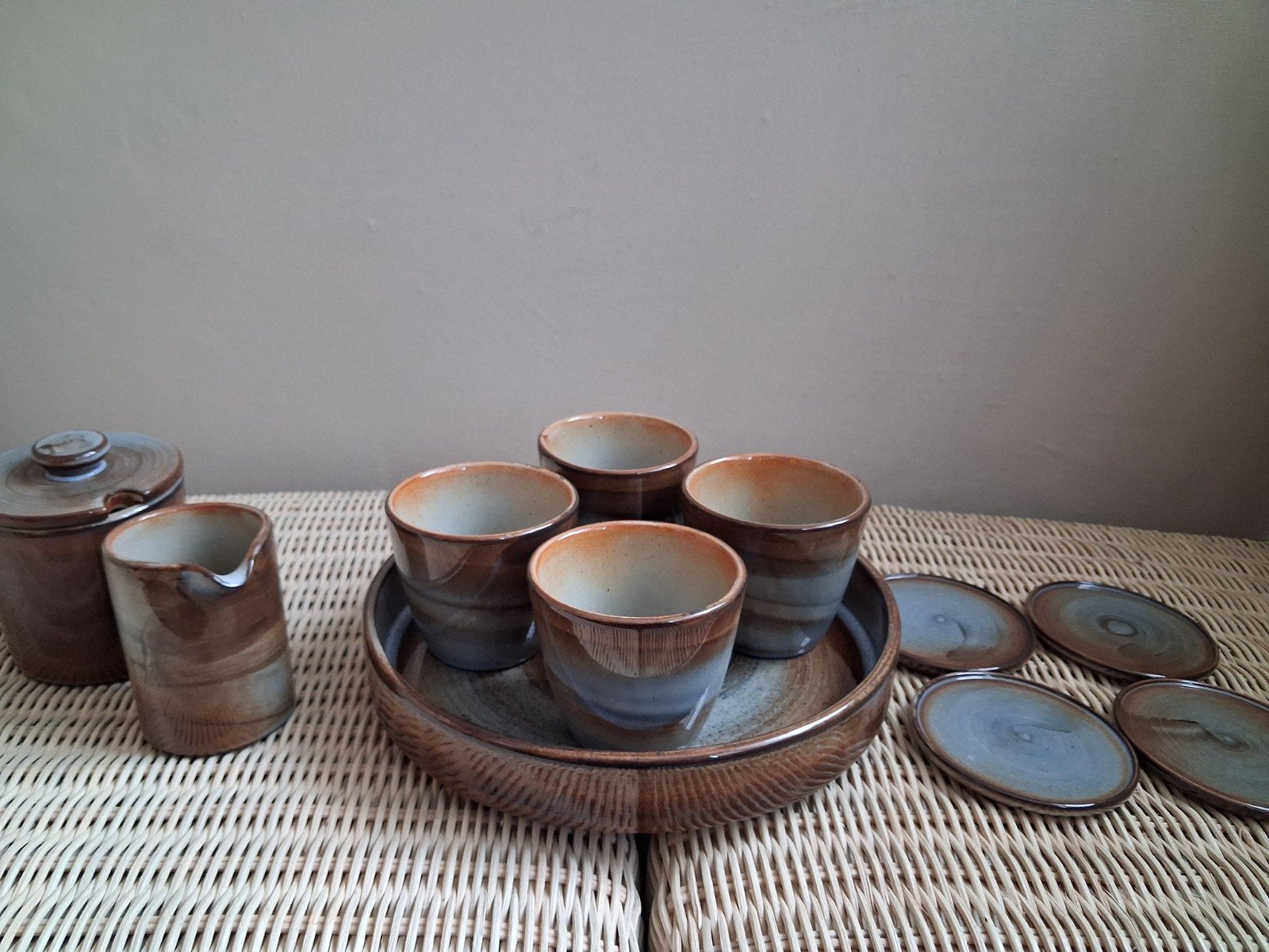Aardewerk theeservies met dienblad en onderzetters, Antiek en Kunst, Ophalen of Verzenden