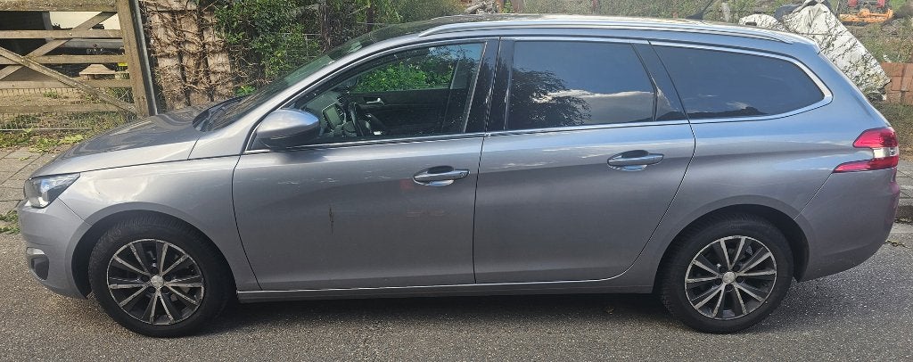 Peugeot 308SW 1.2 E-thp 130pk 2017 Grijs + pano/camera/CD, Voorwielaandrijving, Stof, 1199 cc, 1165 kg