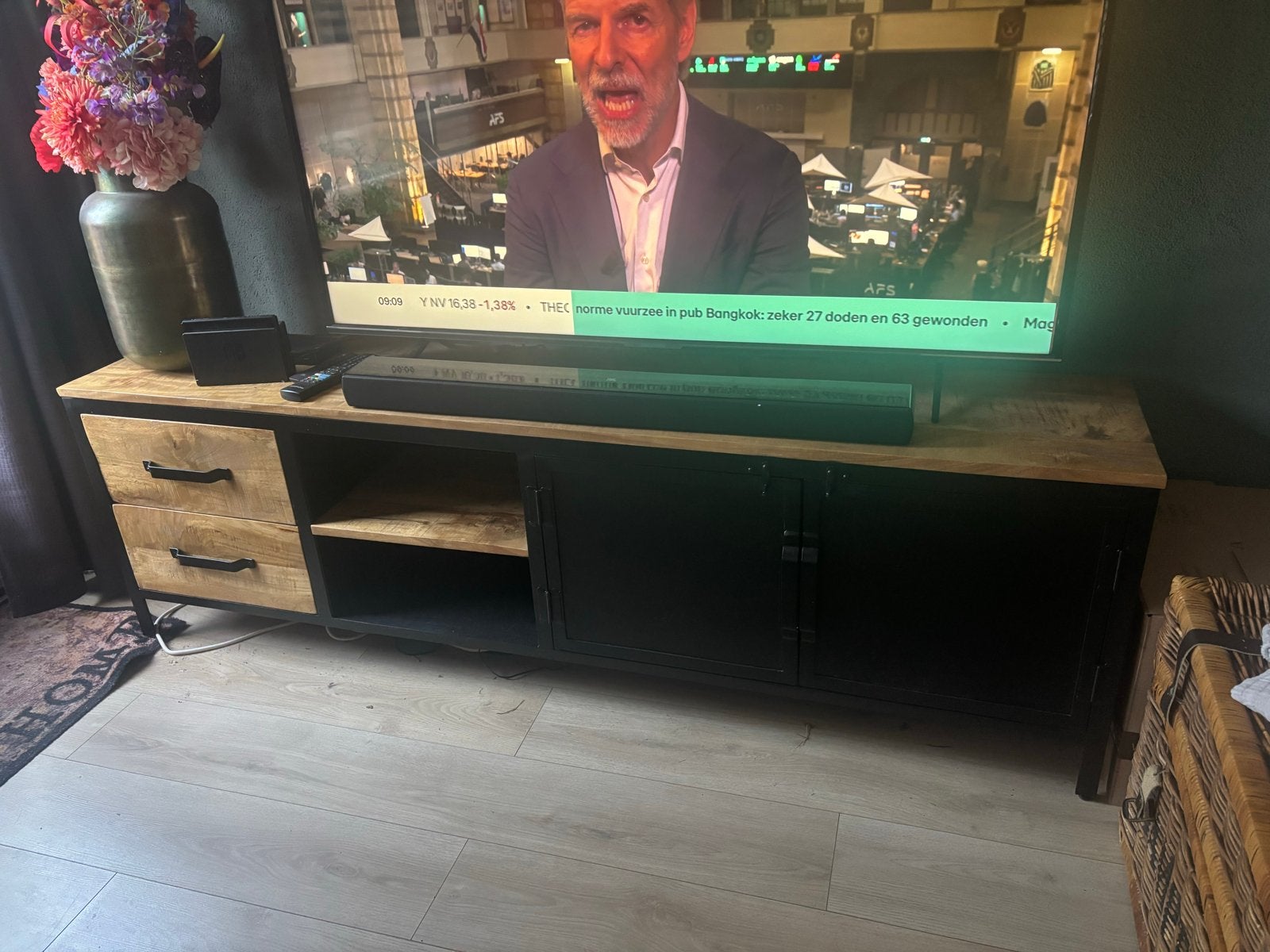 Lizzy TV kast van mangohout en matzwart staal, Huis en Inrichting, Ophalen, 150 tot 200 cm, Zo goed als nieuw, Minder dan 100 cm