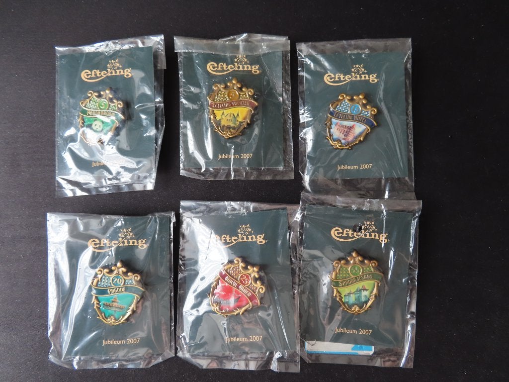 Efteling pin serie Jubileum 2007 nieuw in verpakking., Verzamelen, Efteling, Nieuw, Button of Speldje, Ophalen