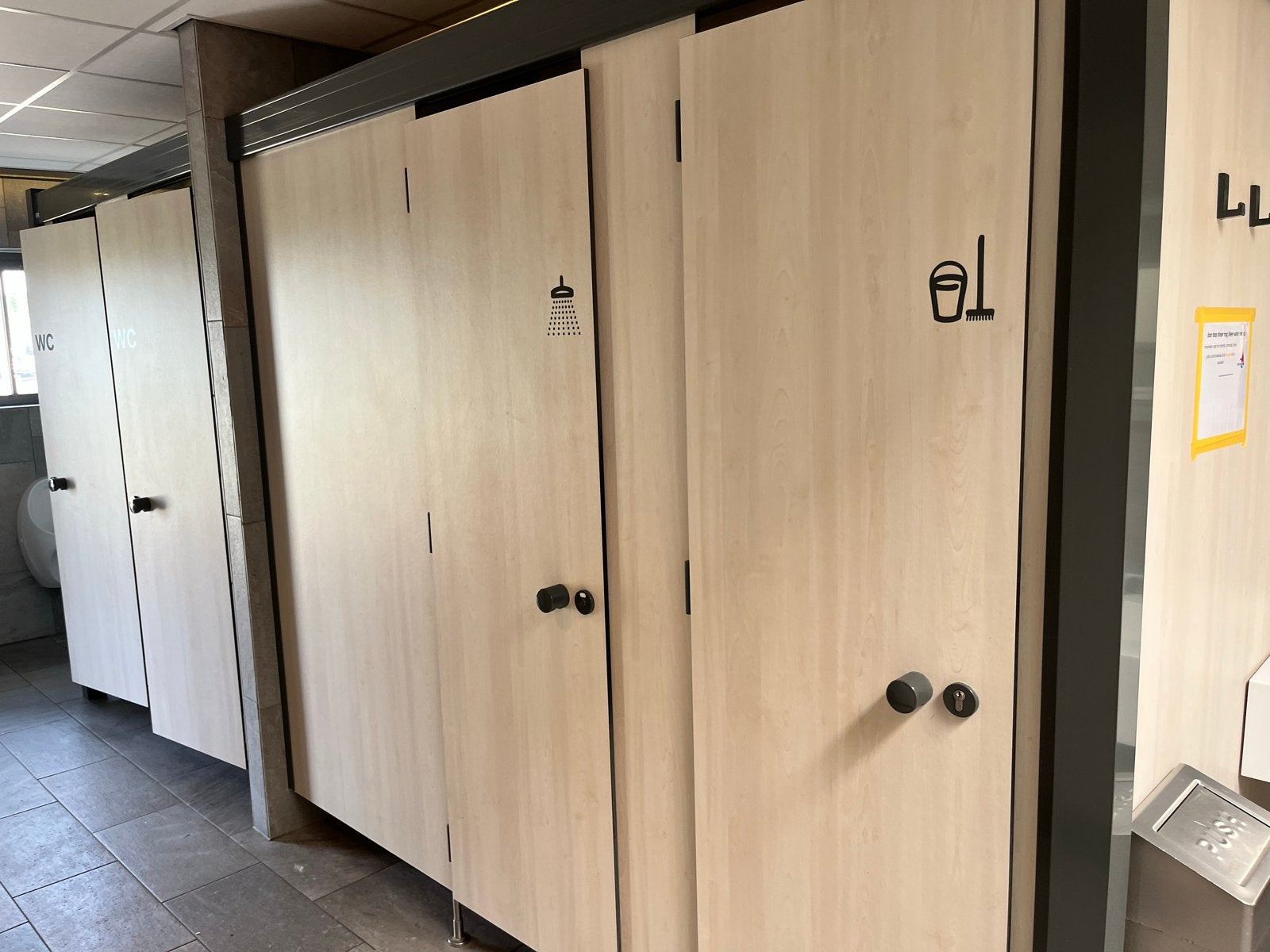 Complete inrichting toiletgebouw met Marlan wastafelbladen, Ophalen, Zo goed als nieuw, Wastafel