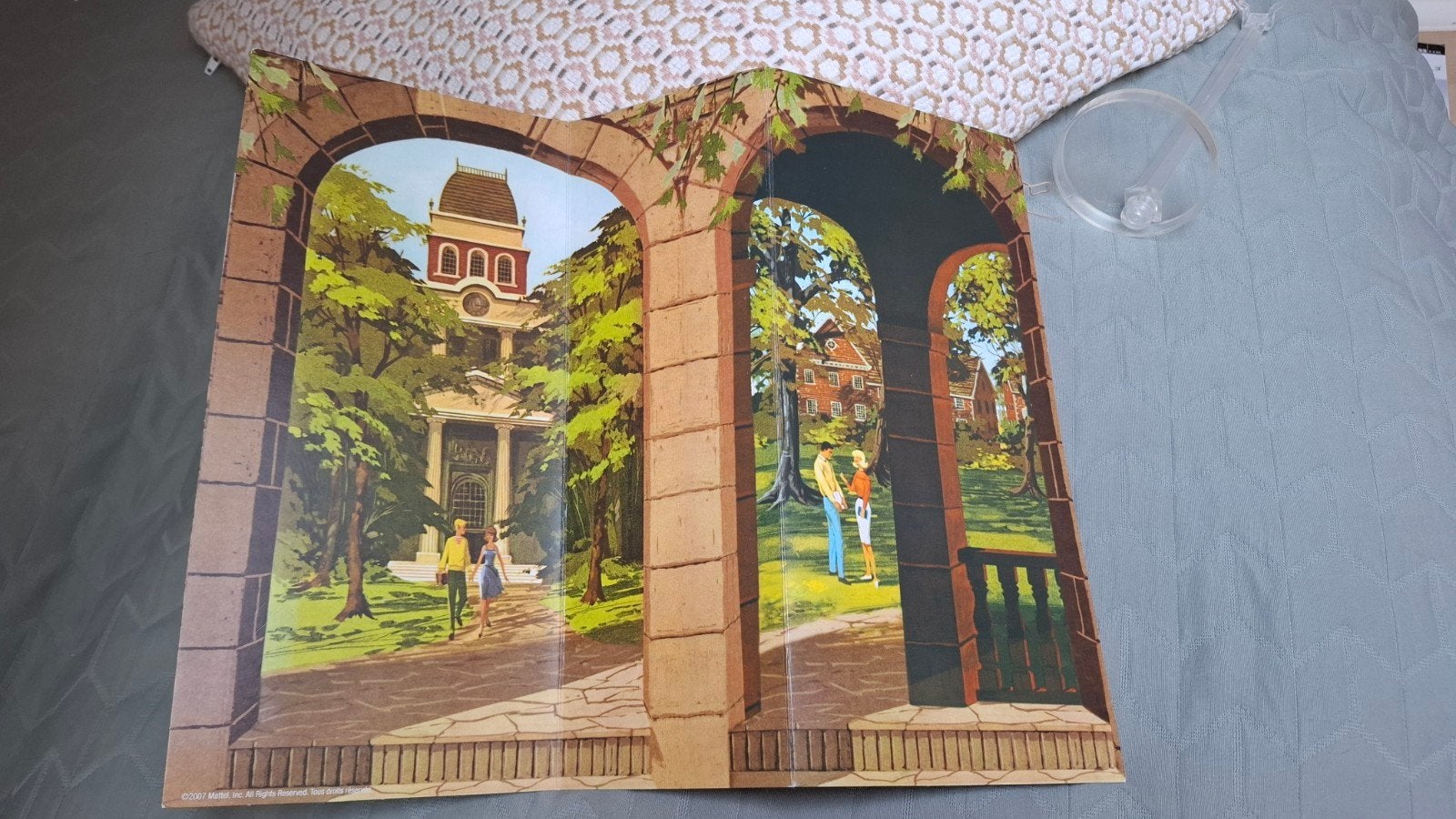 backdrop - diorama achtergrond Barbie goes to college, Ophalen of Verzenden, Zo goed als nieuw