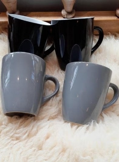 Gusta mokken set - 2x grijs, 2x zwart, Overige merken, Ophalen of Verzenden, Zo goed als nieuw, Overige stijlen
