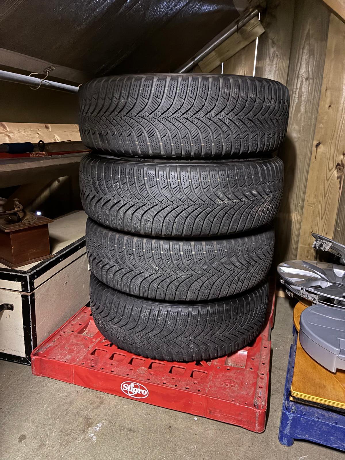 4 winterbanden Hankook (zgan)met stalen velgen195/60 R1689H, Auto-onderdelen, Ophalen