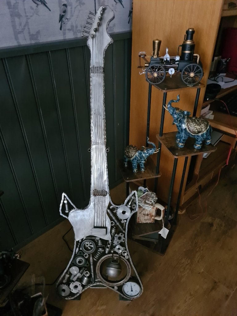 Leuke scrap kunst oude metalen gitaar., Ophalen, Handgemaakt, Metaal, 140 cm