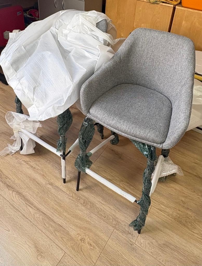 Nieuwe barkrukken, kleur grijs - 2 stuks, Huis en Inrichting, Barkrukken, Met voetsteun, 60 tot 90 cm, Nieuw, Ophalen of Verzenden