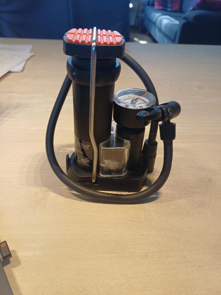 Draagbare mini voetfietspomp van Crivit, Ophalen, Drukmeter, Zo goed als nieuw