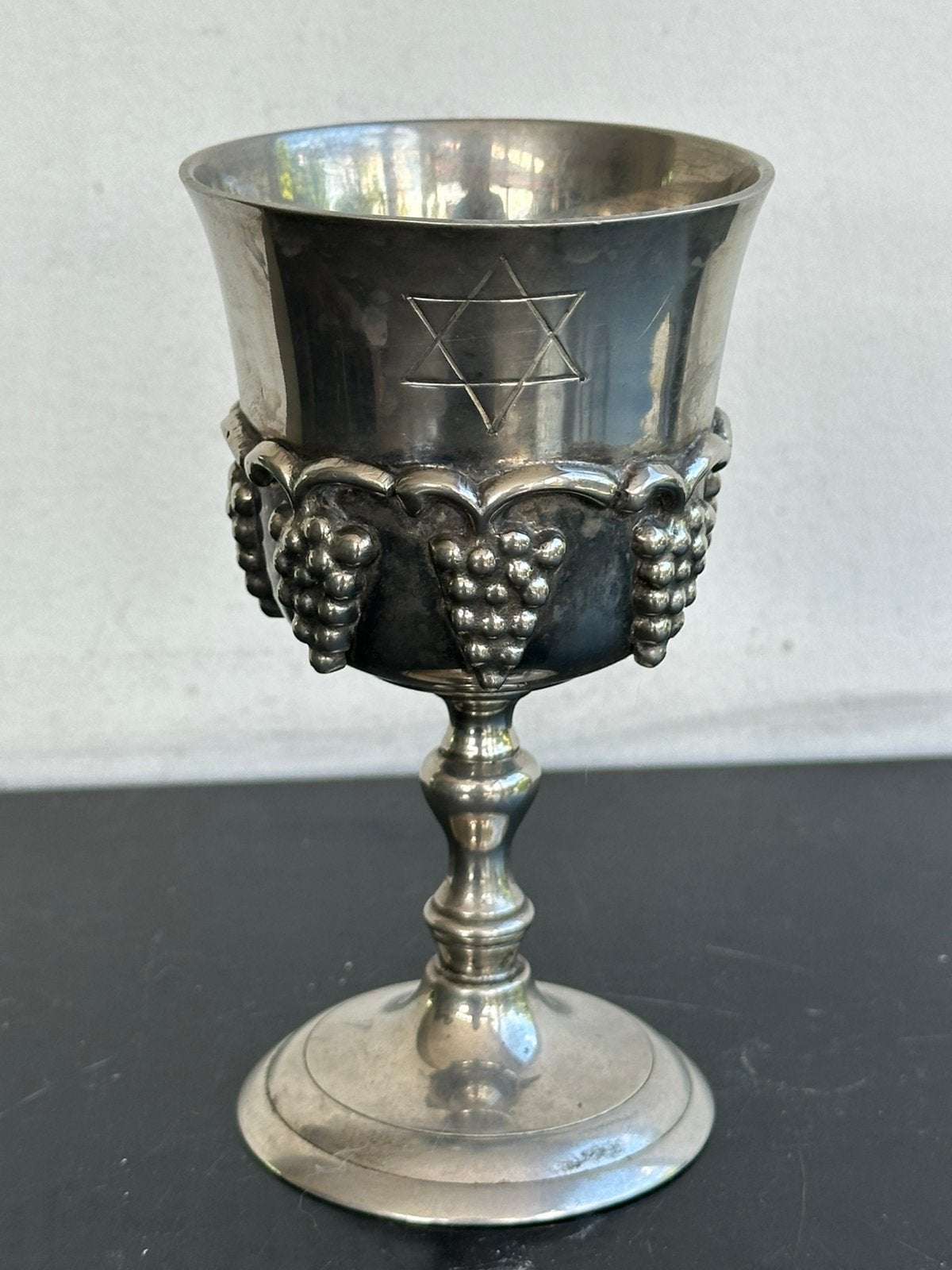 Oude metalen Sabatt Kiddush Joodse wijn kelk 7.4/13 cm H, Ophalen of Verzenden