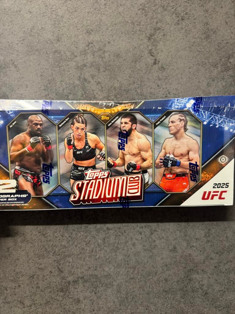 Ufc stadium hobby box sealed, Ophalen of Verzenden, Zo goed als nieuw, Meerdere stickers