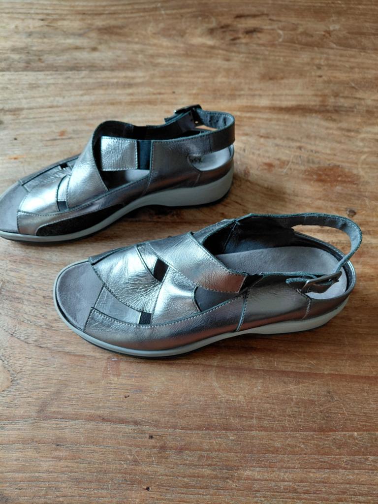 Xsenssible open schoen zilvergrijs, Kleding | Dames, Schoenen, Ophalen of Verzenden, Zo goed als nieuw, Sneakers of Gympen