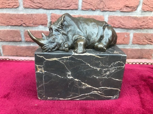 rustende rhino, brons en marmer, Ophalen of Verzenden, Gemerkt, Brons, Beeld
