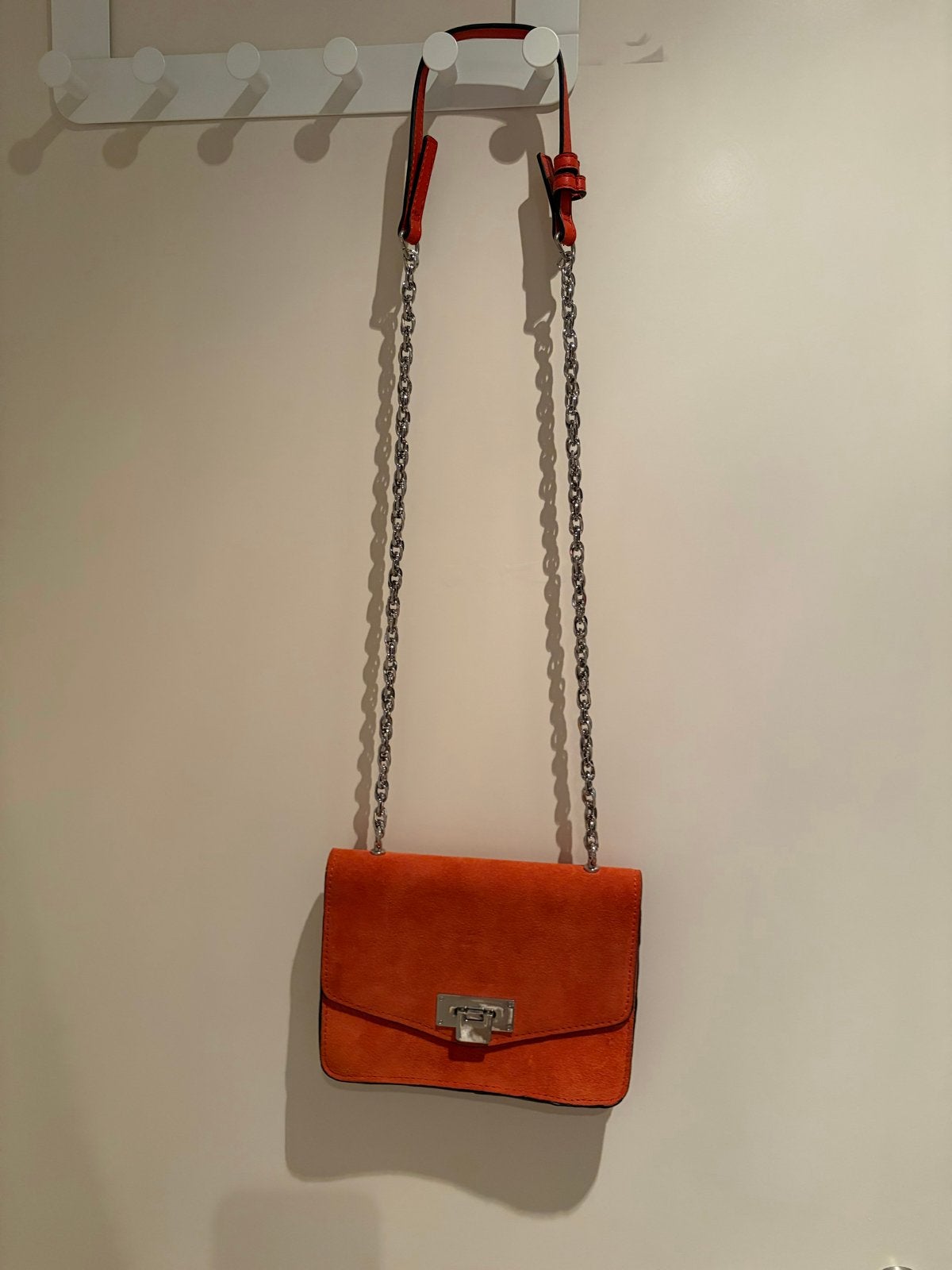 Oranje suède schoudertasje met zilveren ketting, Ophalen of Verzenden, Zo goed als nieuw, Oranje, Schoudertasje