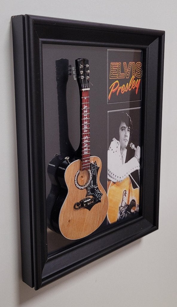 Elvis Presley miniatuur gitaar op lijst wanddeco decoratie, Info@deconoord.nl, Deco Noord, Nieuw, Ophalen of Verzenden