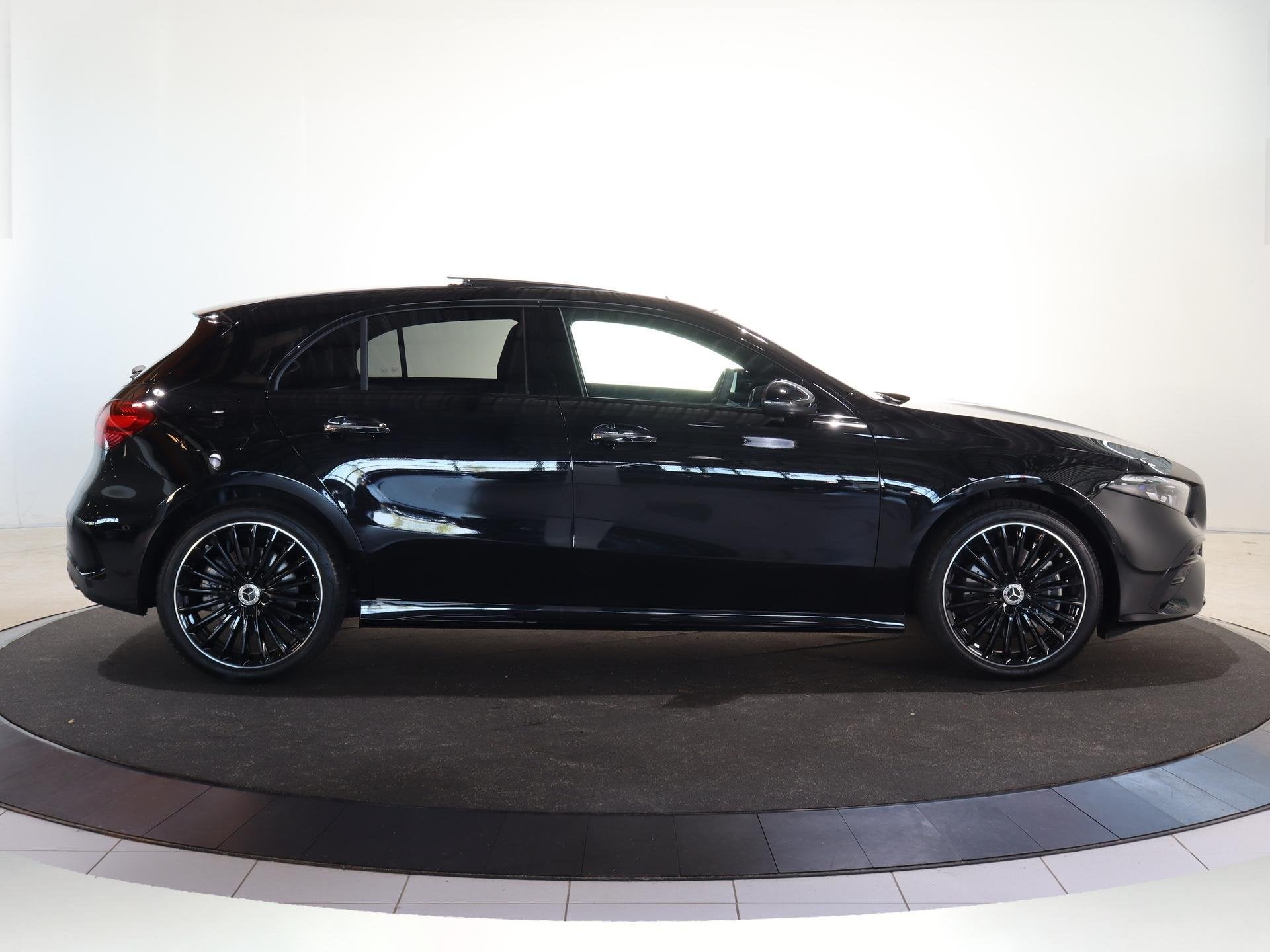 Mercedes-Benz A-Klasse 250e Business Solution AMG | Panorama, Auto's, 4 cilinders, Bedrijf, Automatische klimaatregeling, Hybride Elektrisch/Benzine