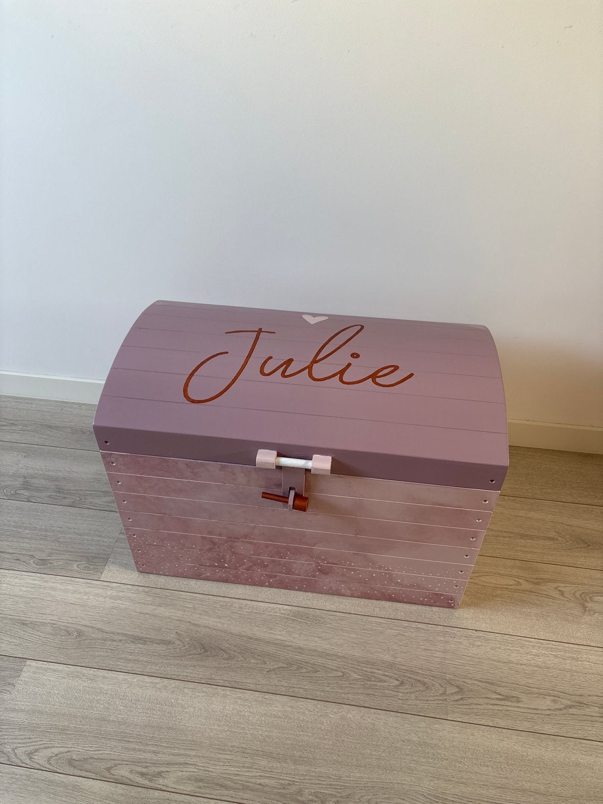 Prachtige houten speelgoed kist met naam 'Julie', Ophalen, 50 – 75, Gebruikt, 50 tot 100 cm