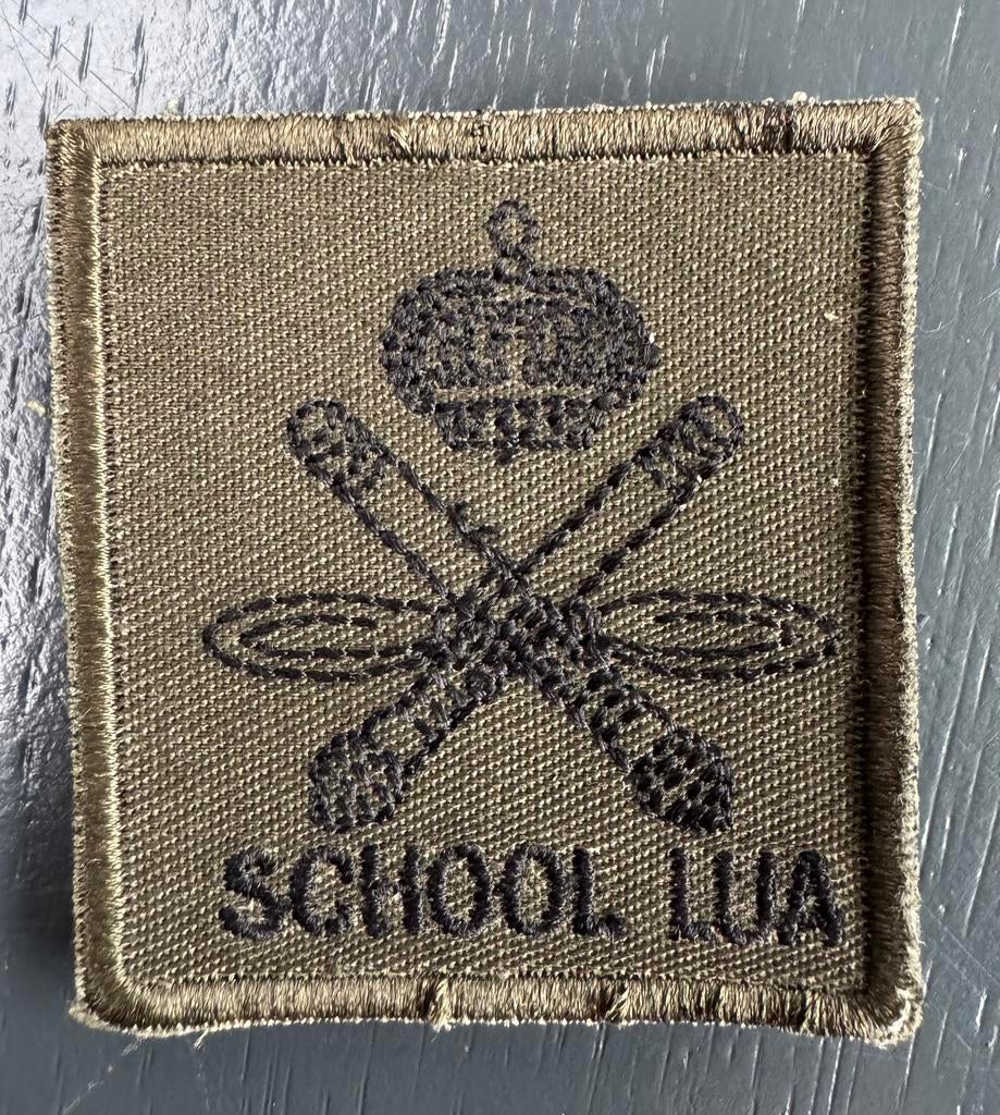 KL borstembleem School LUA, Verzamelen, Ophalen of Verzenden, Landmacht, Nederland, Embleem of Badge