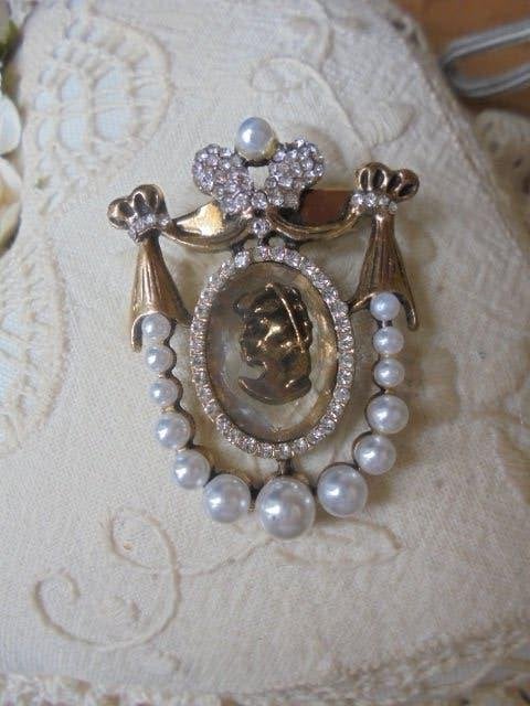 Vintage broche camee met pareltjes, Overige materialen, 4 tot 7 cm, Wit, Ophalen of Verzenden