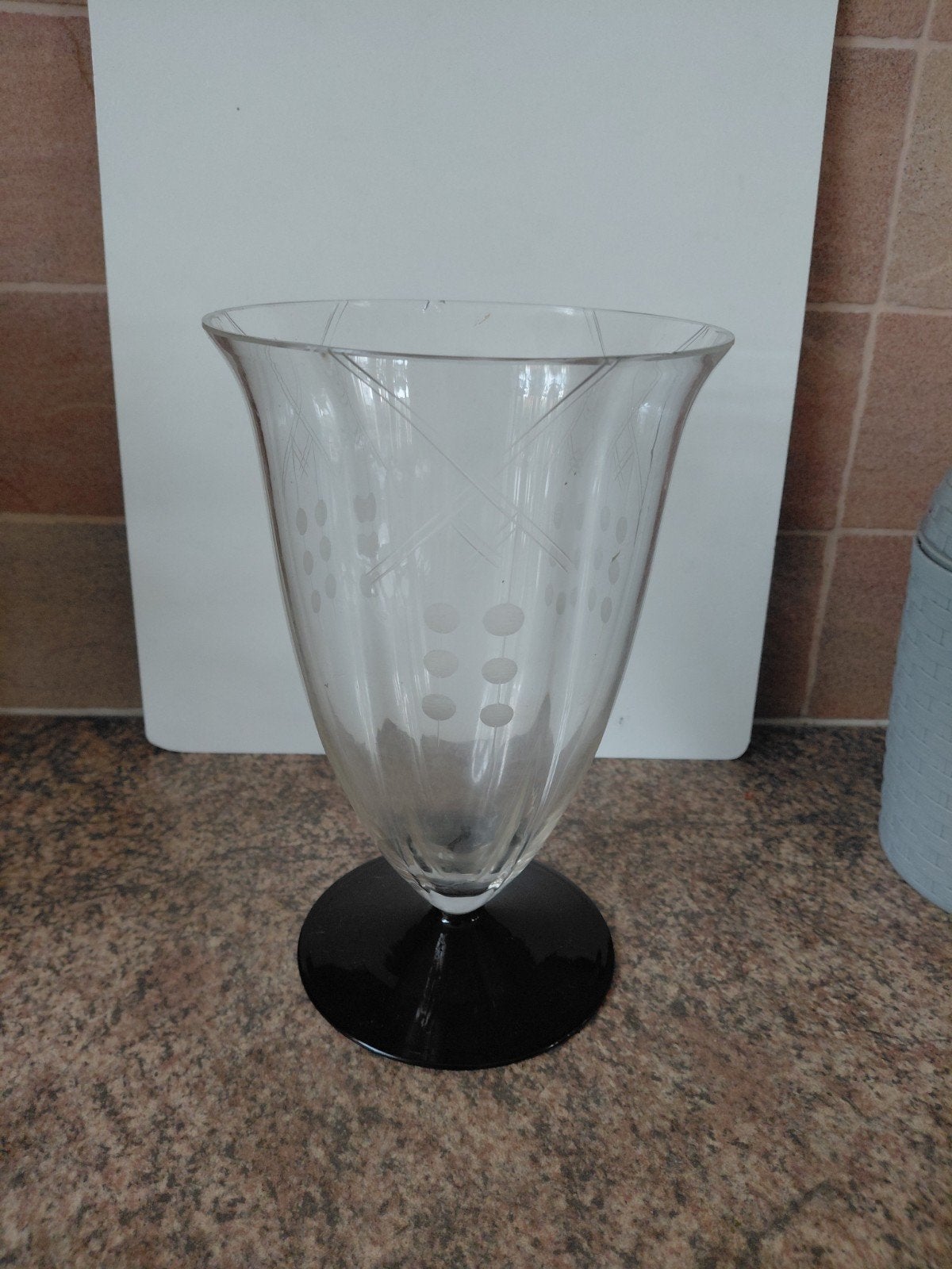 Fraaie oude glazen vaas met zwarte voet. Geslepen glas., Antiek en Kunst, Antiek | Vazen, Ophalen of Verzenden