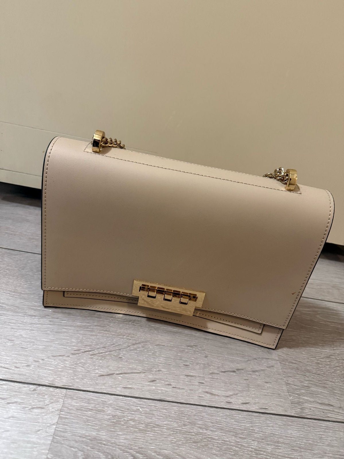 ZAC Zac Posen Schoudertasje - Beige met Gouden Details, Kleding | Dames, Overige Dameskleding, Ophalen, Zo goed als nieuw