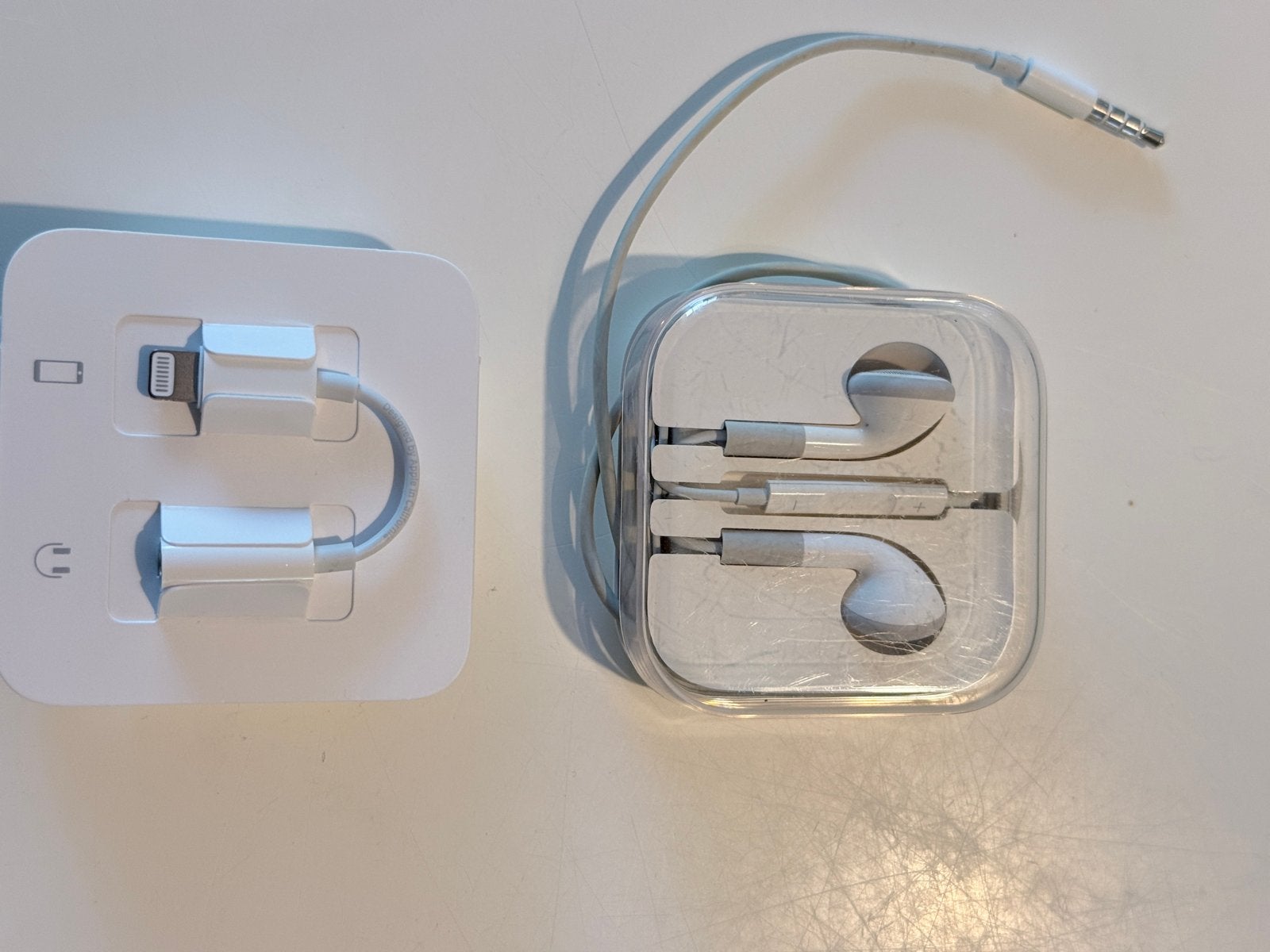 Apple Lightning naar 3.5mm koptelefoon adapter + oortjes, Ophalen of Verzenden, Zo goed als nieuw, Minder dan 2 meter, Overige kabels