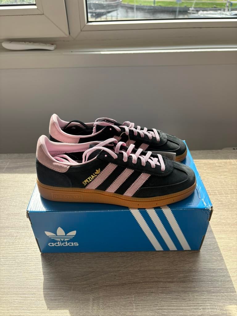 Adidas Handball Spezial Core Black Clear Pink | EU 38, Zwart, Nieuw, Ophalen of Verzenden, Sneakers of Gympen