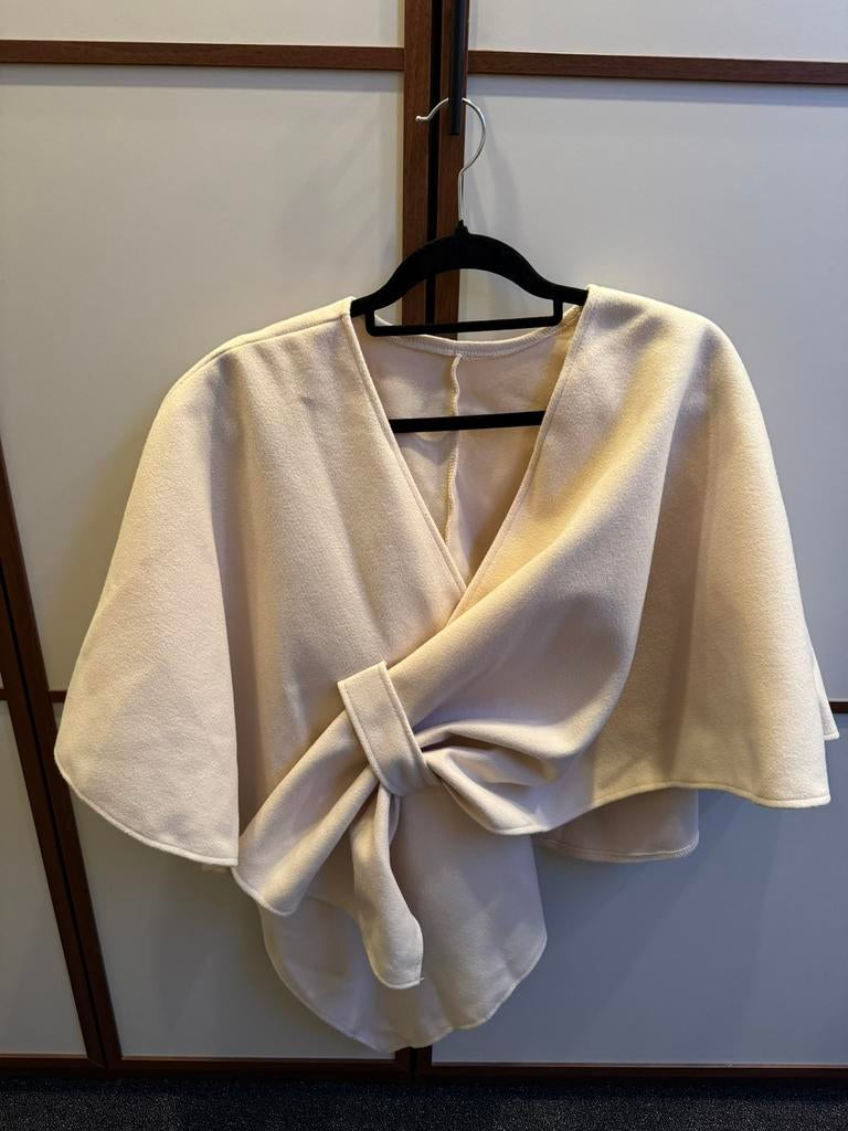 Nieuwe creme cape veas omslagsjaal maat 36/38, Kleding | Dames, Truien en Vesten, Ophalen of Verzenden, Nieuw, Maat 36 (S), Beige