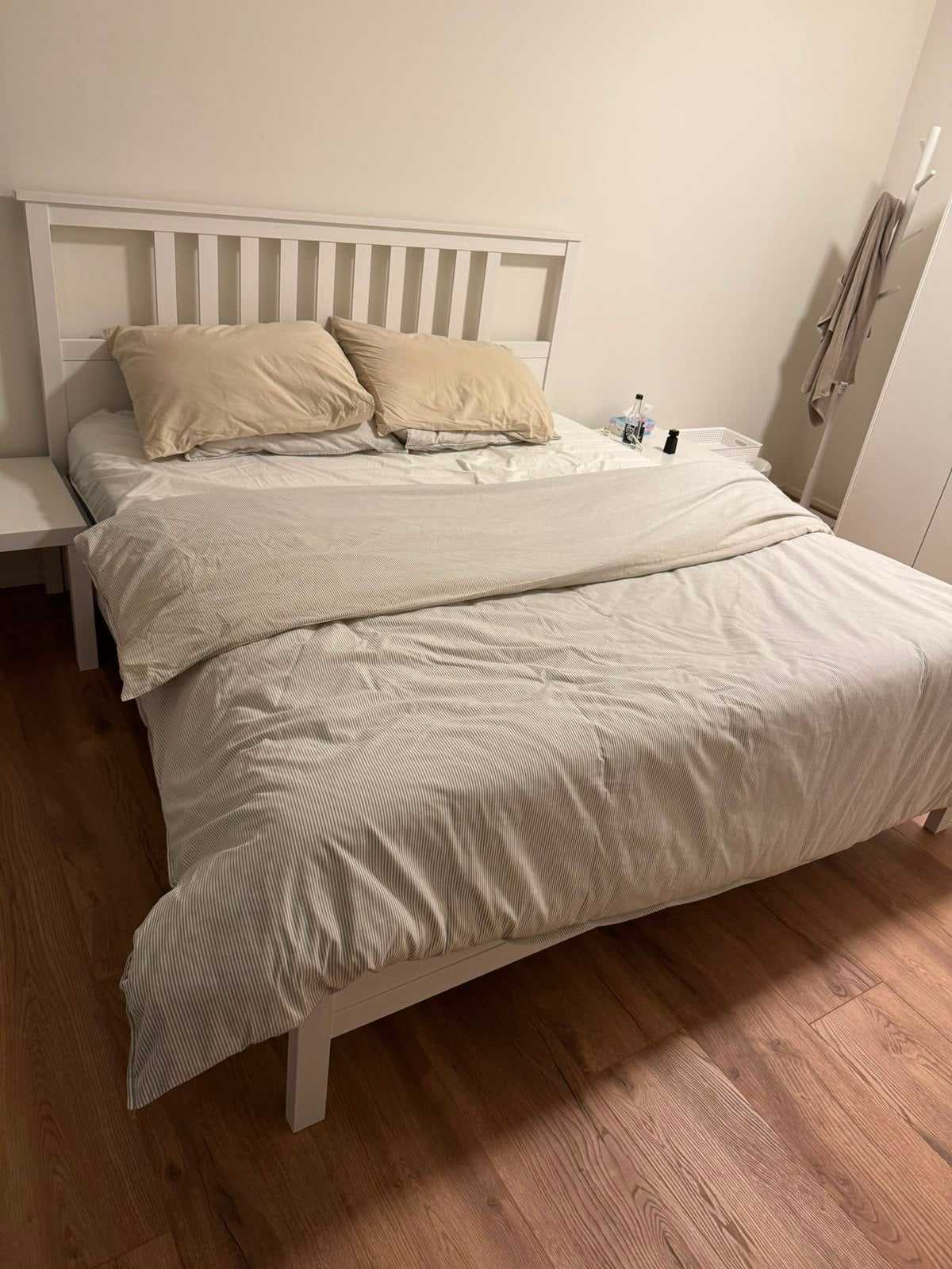 Wit tweepersoonsbed met hoofdbord en nachtkastjes, Ophalen, Gebruikt, Wit, Tweepersoons
